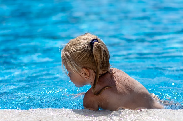 holčička u bazénu