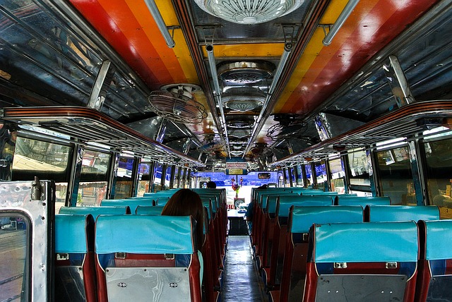vnitřek autobusu