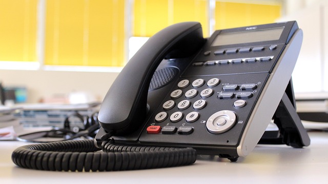 telefon v kanceláři